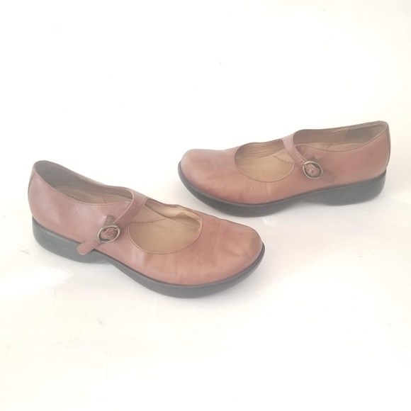 tan dansko clogs